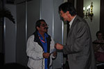 Daniel Diez y Herman Van Hoff, director en Cuba de la Organización de Naciones Unidas para la Educación, la Ciencia y la Cultura, UNESCO, en la entrega del Premio